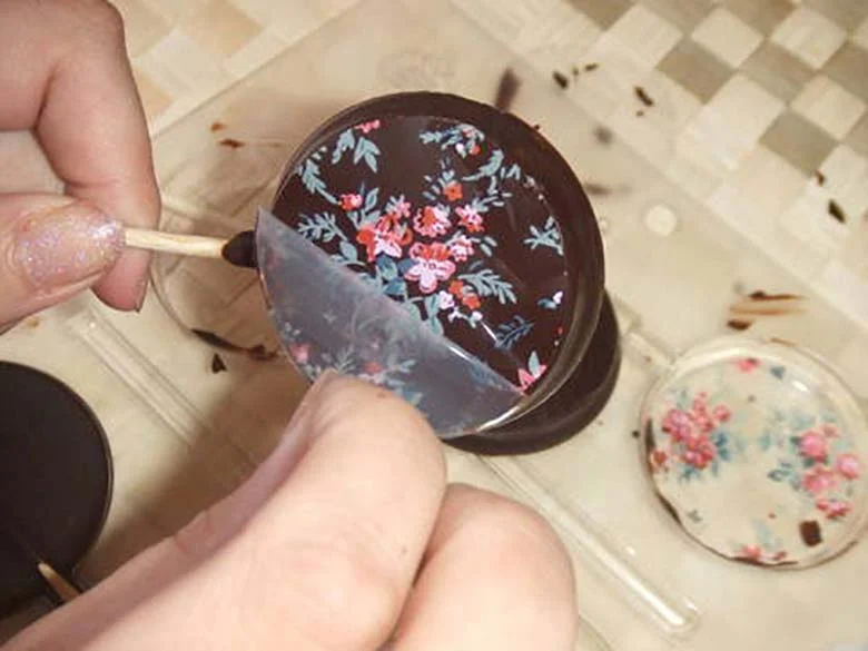 Como funcionam os transfers de chocolate